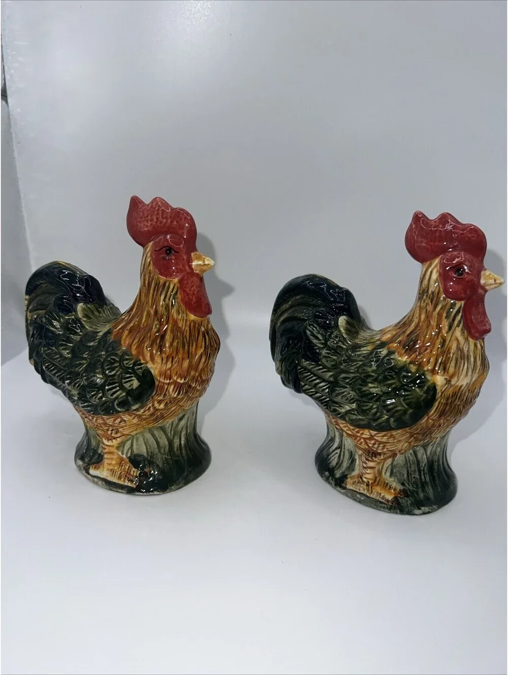 SET OF 2 ROOSTER CERAMIC SALT AND PEPPER SHAKERS  PRE-OWNED COLLECTIBLES ‘HOME’